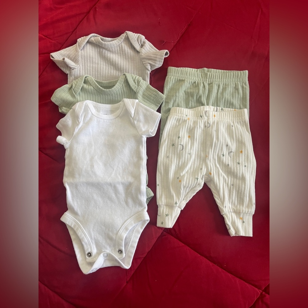 Newborn
3 unopened diapers
2 bottoms
3 onesie T
6 body onesies
2 outside onesies